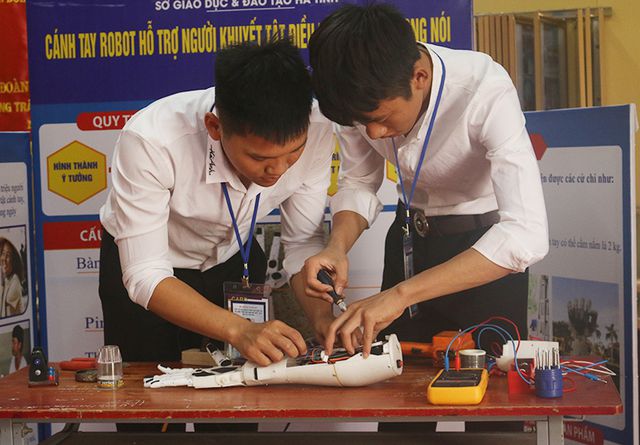 Với quyết tâm làm được điều gì đó cho người khuyết tật, 2 cậu học trò đã bắt tay vào việc sáng chế chiếc tay robot.