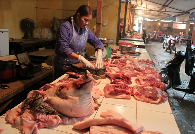 Các quầy thịt lợn tại chợ Đồng Tâm vắng khách và một số quầy thịt đã tạm nghỉ.
