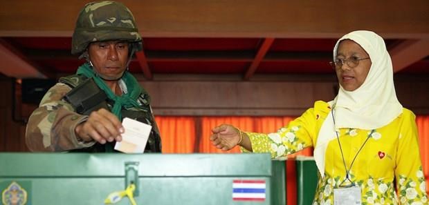 Cử tri đi bỏ phiếu trong một cuộc bầu cử ở Thái Lan.