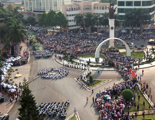 Hàng nghìn người dân và du khách đổ về trung tâm TP Buôn Mê Thuột để xem trình diễn Lễ hội đường phố.