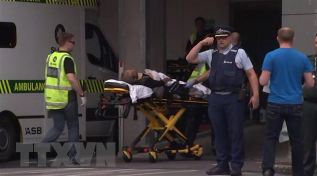 Chuyển nạn nhân bị thương trong vụ xả súng tại Christchurch tới bệnh viện ngày 15/3/2019.