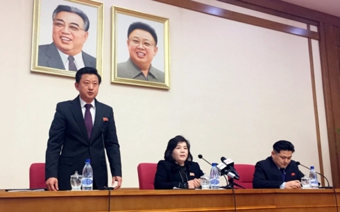 Thứ trưởng Ngoại giao Triều Tiên Choe Son-hui (ngồi giữa) phát biểu tại Bình Nhưỡng vào hôm 15/3.