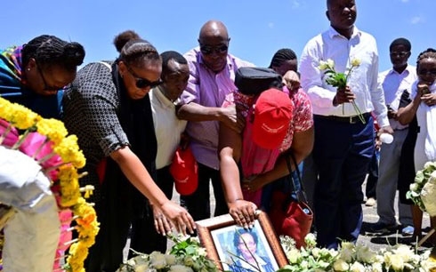 Người thân đặt hoa tưởng niệm những nạn nhân xấu số trong vụ rơi máy bay Ethiopia.