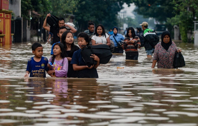 Sơ tán người dân khỏi khu vực ngập lụt sau mưa lớn tại làng Dayeuhkolot ở Bandung, Tây Java, Indonesia.