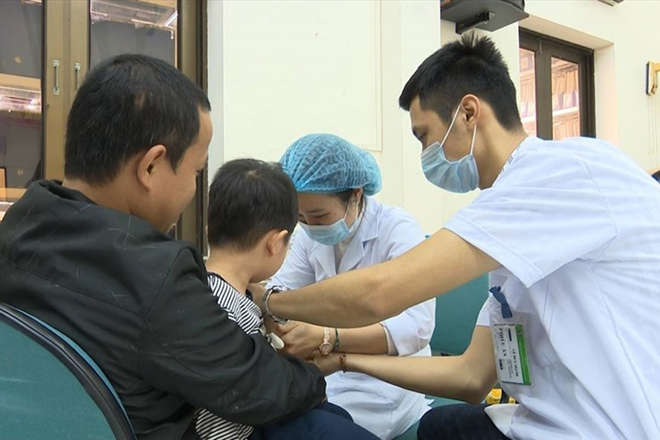 Những ngày qua đã có hàng nghìn gia đình ở huyện Thuận Thành (Bắc Ninh) đưa con lên Hà Nội xét nghiệm sán lợn.