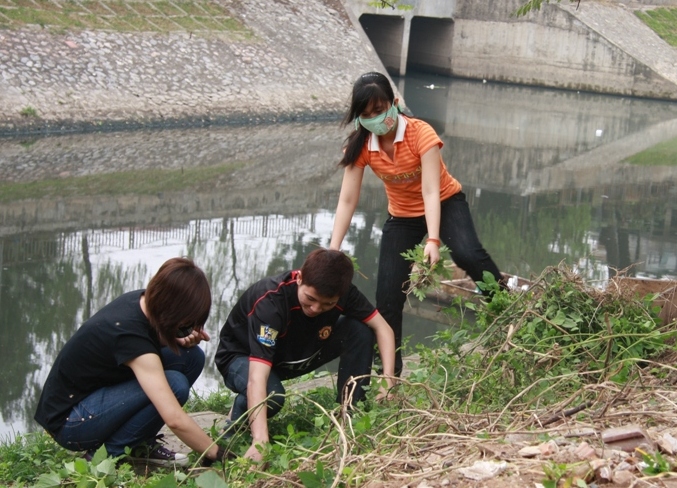 Thanh niên tham gia dọn rác dọn sông Tô Lịch.