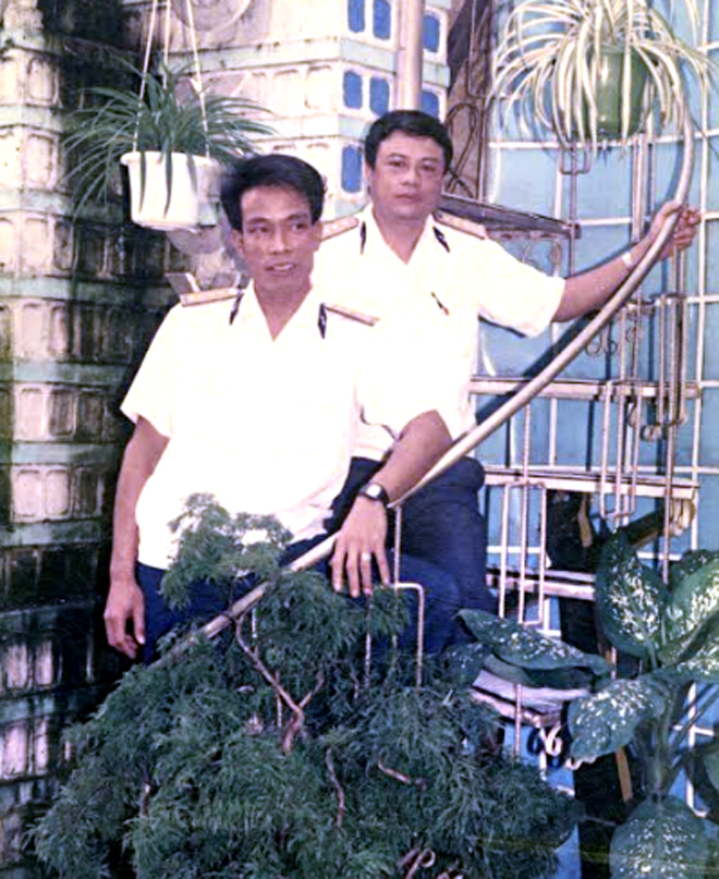 Hai anh Nguyễn Khắc Đông (trái) và Nguyễn Thạc Sơn (phải) chụp ảnh chung tại Lữ đoàn Vùng 4 Cam Ranh trước ngày ra nhận nhiệm vụ Đảo trưởng các đảo thuộc quần đảo Trường Sa.