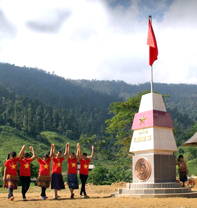 Cột cờ Nà Hẩu - công trình do tập thể cán bộ, CNVC Báo Yên  Bái và nhà tài trợ xây dựng trên mảnh đất Nà Hẩu. (Ảnh: Thanh Miền)