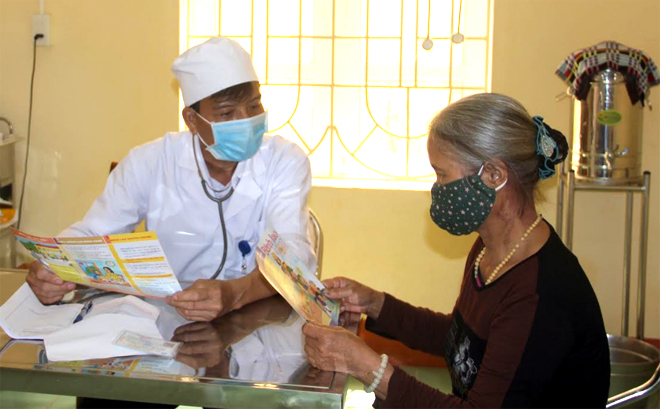 Trạm trưởng Trạm Y tế xã Việt Thành Nguyễn Mạnh Tú tuyên truyền cho người dân cách nhận biết bệnh lao.