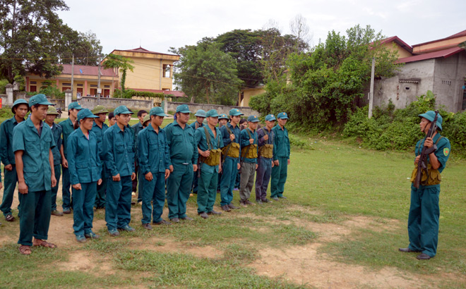 Huấn luyện dân quân tại huyện Văn Chấn.
