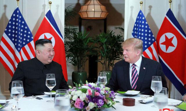 Tổng thống Trump và Chủ tịch Kim ăn tối trước khi bước vào hội nghị thượng đỉnh lần 2 tổ chức tại Hà Nội tháng trước.