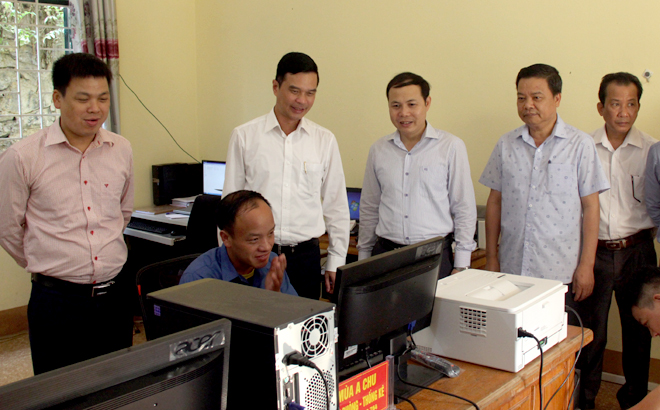 Đồng chí Dương Văn Tiến - Phó Chủ tịch UBND tỉnh kiểm tra tình hình kết nối phần mềm và các trang thiết bị tại Bộ phận Phục vụ Hành chính công xã Trạm Tấu.