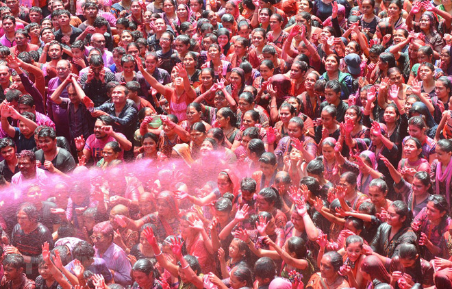 Người dân ném bột màu trong lễ hội Holi tại đền Kalupur Swaminarayan ở Ahmedabad, Ấn Độ, ngày 20/3.