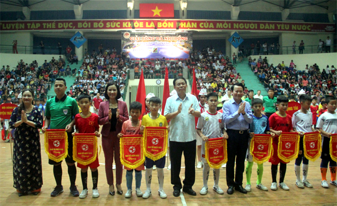 Đồng chí Đỗ Đức Duy – Phó Bí thư Tỉnh ủy, Chủ tịch UBND tỉnh cùng các đồng chí lãnh tỉnh tặng cờ lưu niệm cho các đội bóng đá nhi đồng tham dự Giải.