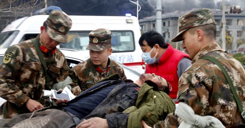 Binh sĩ đưa người bị thương lên xe cấp cứu sau vụ nổ ở Giang Tô hôm 21/3.