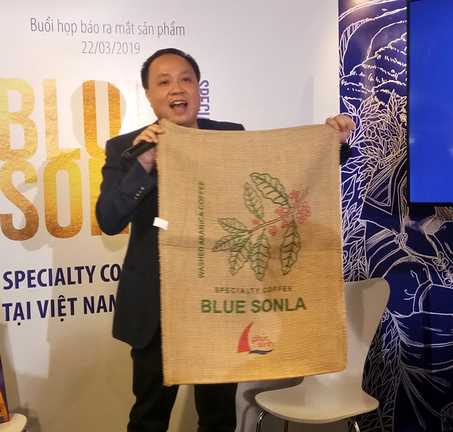 Ông Phan Minh Thông - Chủ tịch Phúc Sinh Group giới thiệu mẫu bao bì được 