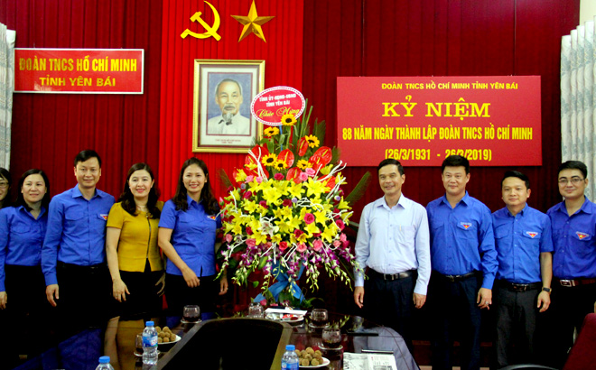 Đồng chí Dương Văn Tiến - Phó Chủ tịch UBND tỉnh tặng hoa chúc mừng cán bộ Tỉnh đoàn và tuổi trẻ trên địa bàn tỉnh nhân kỷ niệm 88 năm Ngày thành lập Đoàn TNCS Hồ Chí Minh.

