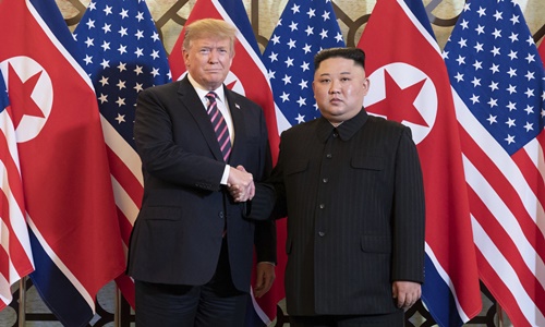 Tổng thống Mỹ Trump (trái) và Chủ tịch Triều Tiên Kim Jong-un tại Hà Nội ngày 27/2.