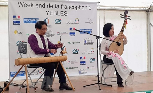 Biểu diễn nhạc cụ truyền thống của Việt Nam tại Ngày hội Pháp ngữ.