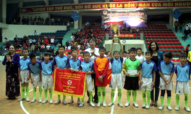 Ban tổ chức Giải bóng Nhi đồng Cúp PTTH tỉnh lần thứ XVII, năm 2019 trao Cúp vô địch và cờ lưu niệm cho đội bóng đá nhi đồng huyện Văn Chấn.
