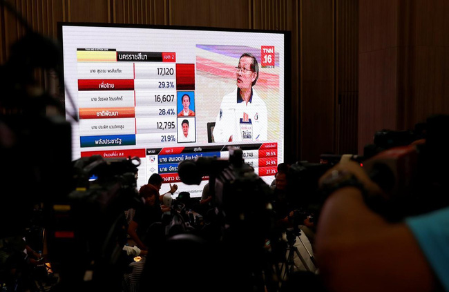 Các phóng viên chờ đợi kết quả tổng tuyển cử tại Bangkok.