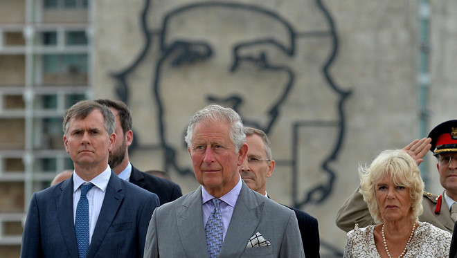 Thái tử Charles (giữa) và công nương Camilla dự lễ đặt vòng hoa tại quảng trường Cách mạng ở Havana
