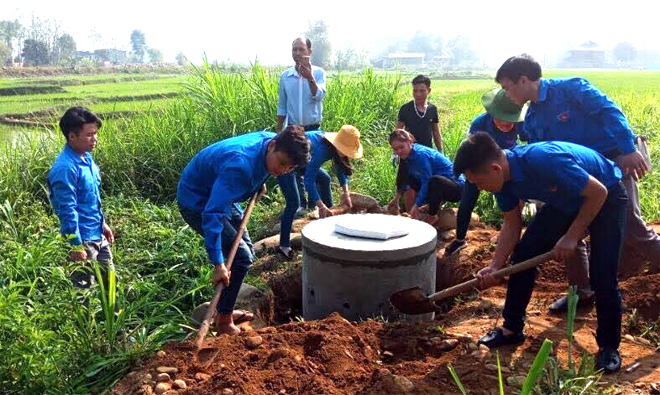 Các đoàn viên thanh niên thị xã Nghĩa Lộ tham gia xây dựng nhà tiêu cho hộ dân xã Nghĩa Lợi.
