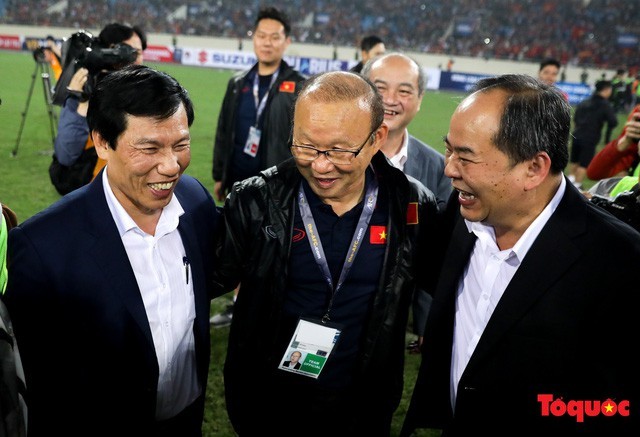 Bộ trưởng Nguyễn Ngọc Thiện và Chủ tịch VFF Lê Khánh Hải chúc mừng HLV Park Hang-seo sau chiến thắng trước U23 Thái Lan