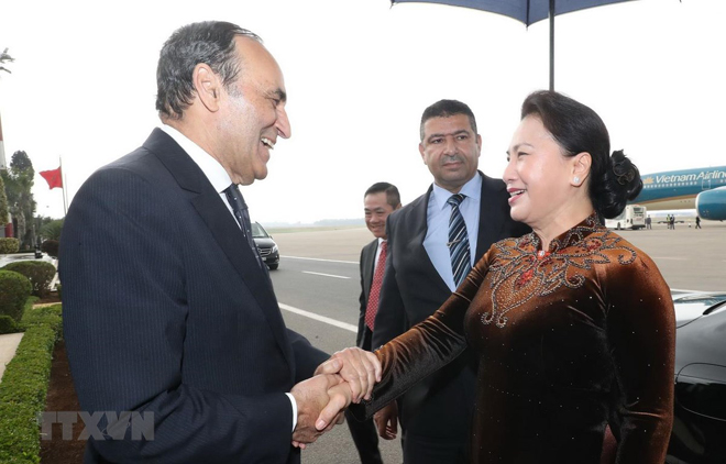 Chủ tịch Hạ viện Maroc Habib El Malki đón Chủ tịch Quốc hội Nguyễn Thị Kim Ngân tại sân bay quốc tế Rabat Salle.
