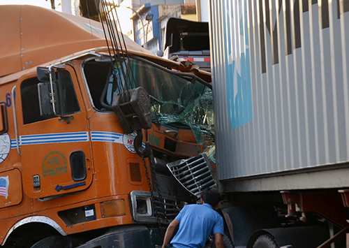 Hai ôtô container đấu đầu trên phố.