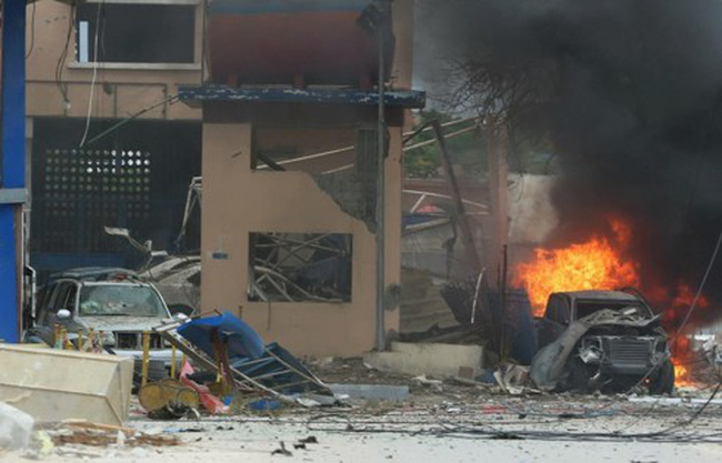 Hiện trường một vụ đánh bom ở Mogadishu.