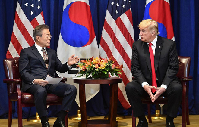 Tổng thống Hàn Quốc Moon Jae-in và người đồng cấp Mỹ Donald Trump.