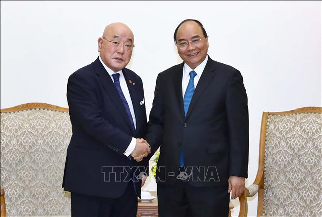 Thủ tướng Nguyễn Xuân Phúc đón Cố vấn đặc biệt Nội các Nhật Bản Iijima Isao.