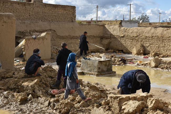 Người dân khắc phục hậu quả lũ lụt ở Mazar-i-Sharif, thủ phủ tỉnh Balkh, Afghanistan ngày 30/3/2019.