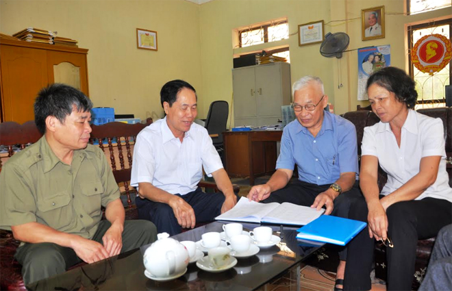 Cán bộ, đảng viên phường Minh Tân, thành phố Yên Bái tìm hiểu Nghị quyết Trung ương 4 khóa XII.