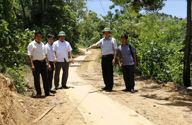 Đồng chí Trần Huy Tuấn - Bí thư Huyện ủy Văn Yên (thứ 2 bên phải) kiểm tra xây dựng đường giao thông nông thôn đặc thù ở xã Lang Thíp.