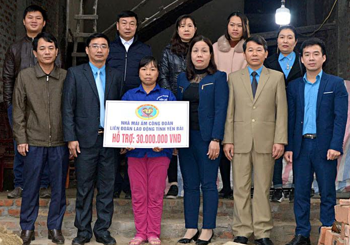 Lãnh đạo LĐLĐ tỉnh trao tiền hỗ trợ làm “Nhà mái ấm công đoàn” cho đoàn viên thuộc CĐCS Công ty cổ phần Xây dựng đường bộ II - Yên Bái.