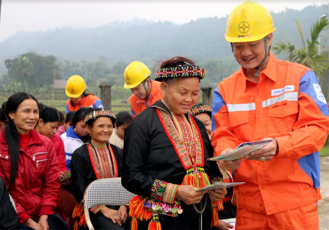 Cán bộ Công ty Điện lực Yên Bái tuyên truyền về sử dụng điện an toàn, hiệu quả đến người dân.