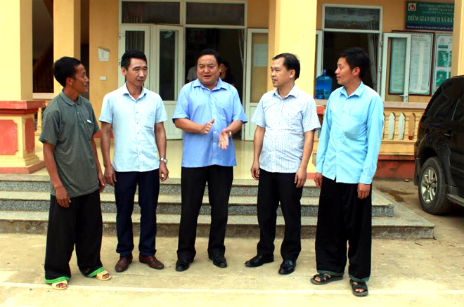 Lãnh đạo huyện Trạm Tấu trao đổi về công tác cán bộ với lãnh đạo xã Bản Mù.