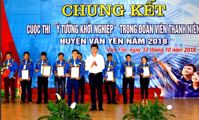 Lãnh đạo huyện Văn Yên trao giải trong Cuộc thi 