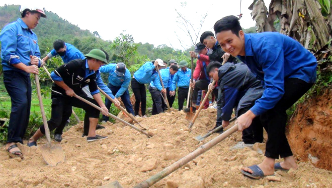 Trên 1.200 ĐVTN trên địa bàn huyện Lục Yên hăng hái tham gia tu sửa tuyến đường Hin Lò - Làng Thọc, xã Yên Thắng.
