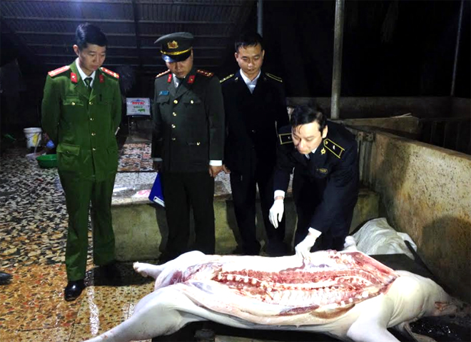 Lực lượng liên ngành kiểm tra các cơ sở giết mổ lợn trên địa bàn.