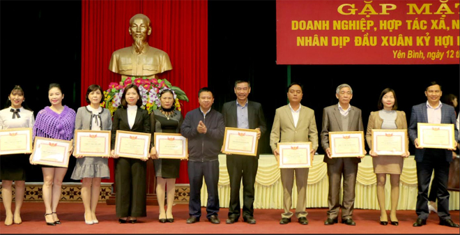 Huyện Yên Bình đã sớm tổ chức gặp mặt, khen thưởng các doanh nghiệp đạt thành tích tiêu biểu trong hoạt động sản xuất, kinh doanh và hoàn thành tốt nghĩa vụ nộp ngân sách nhà nước.