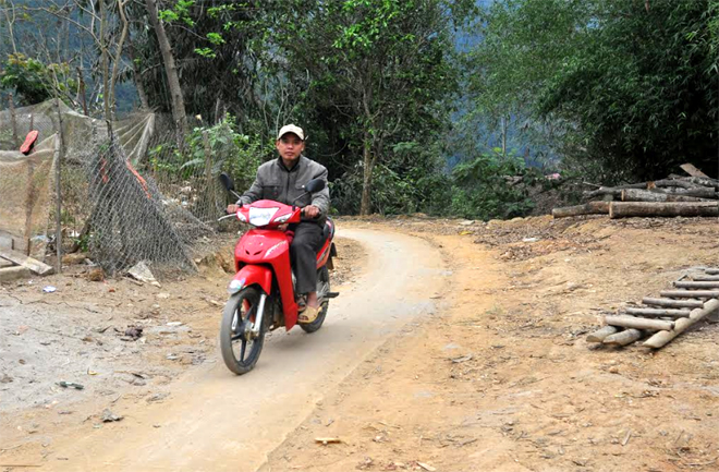 Đường đặc thù tạo điều kiện cho nhân dân ở các thôn, bản vùng cao huyện Văn Yên đi lại thuận tiện hơn.