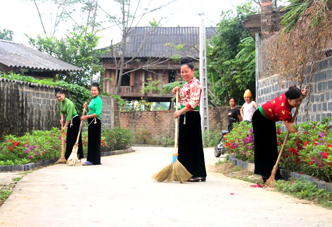 Phụ nữ Nghĩa Lộ thường xuyên tự nguyện tham gia vệ sinh môi trường, giữ gìn đường làng ngõ xóm sạch đẹp. (Ảnh: Minh Huyền)