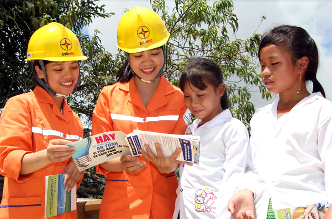 Nữ công nhân ngành điện lực Yên Bái tuyên truyền về sử dụng điện an toàn tới trẻ em xã Suối Giàng, huyện Văn Chấn.