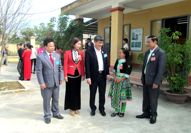 Đồng chí Chu Đình Ngữ - Bí thư Huyện ủy Văn Chấn (giữa) trao đổi với các đại biểu dân tộc thiểu số tại đại hội MTTQ cấp xã.