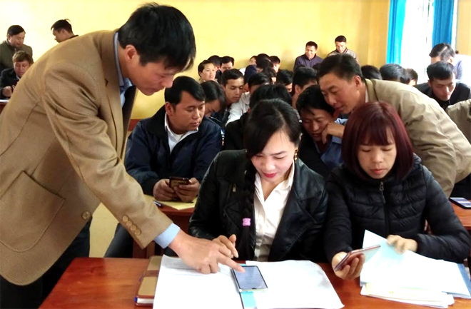 Cán bộ Phòng Thống kê huyện Mù Cang Chải tập huấn phương pháp điều tra bằng điện thoại thông minh cho các điều tra viên.
