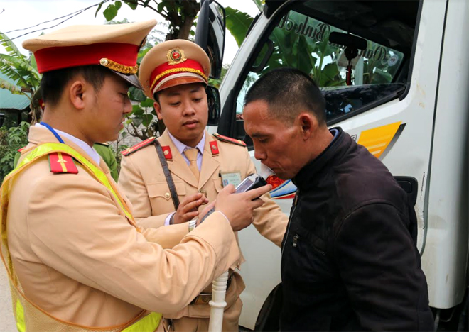 Cảnh sát giao thông huyện Văn Yên đo kiểm tra nồng độ cồn đối với người điều khiển phương tiện.