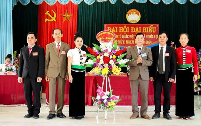 Lãnh đạo Ủy ban MTTQ thị xã Nghĩa Lộ chúc mừng thành công đại hội điểm xã Nghĩa Lợi.